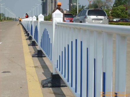 道路護欄怎么賣的？多少錢？